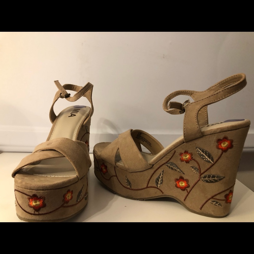 Embroidered summer open toed wedges